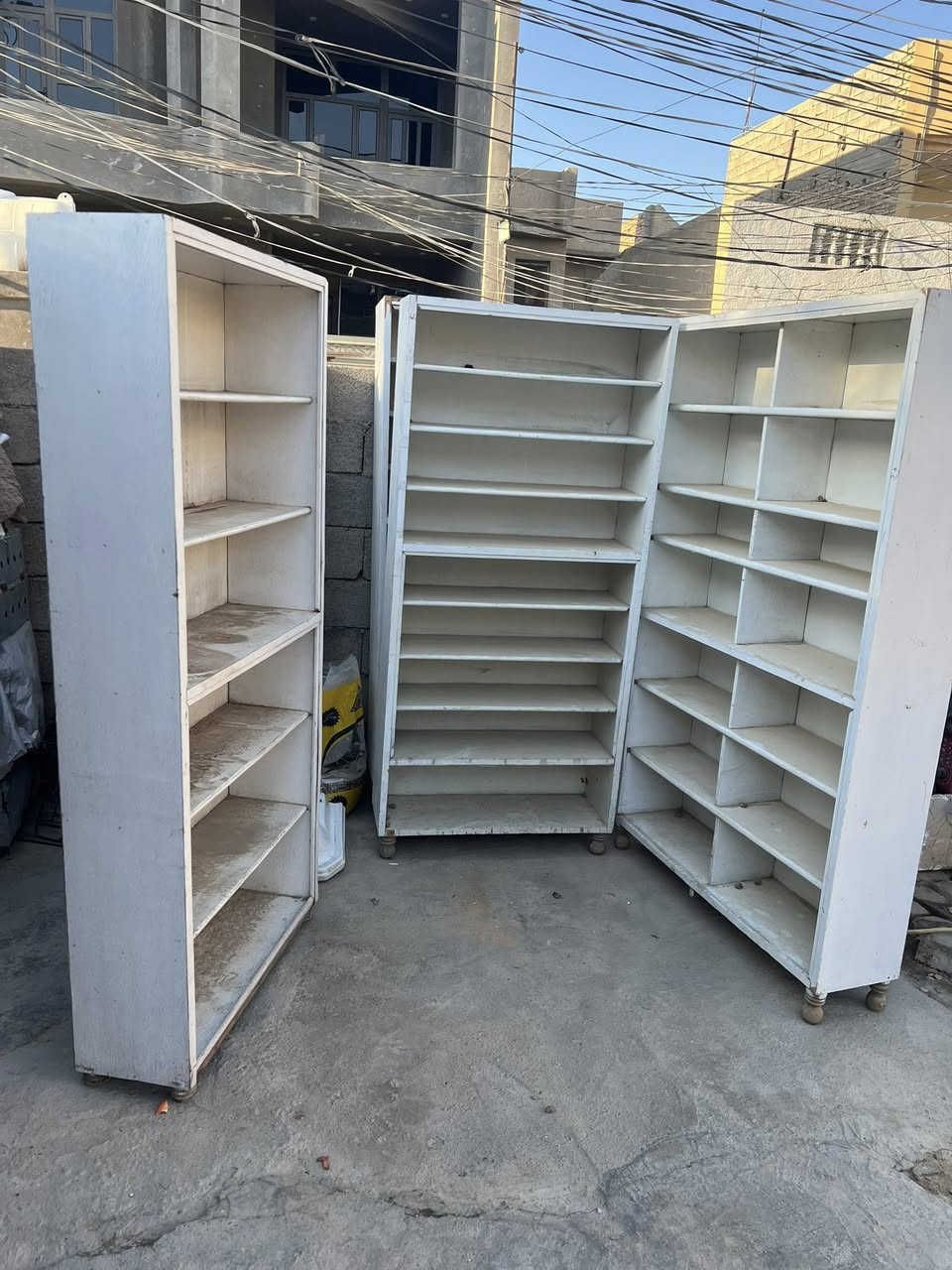 رف خشب عدد ٤ الارتفاع مترين والعرض متر السعر ١٠٠  ألف العنوان المفرق قرب المدخل الرئيسي  ***********
