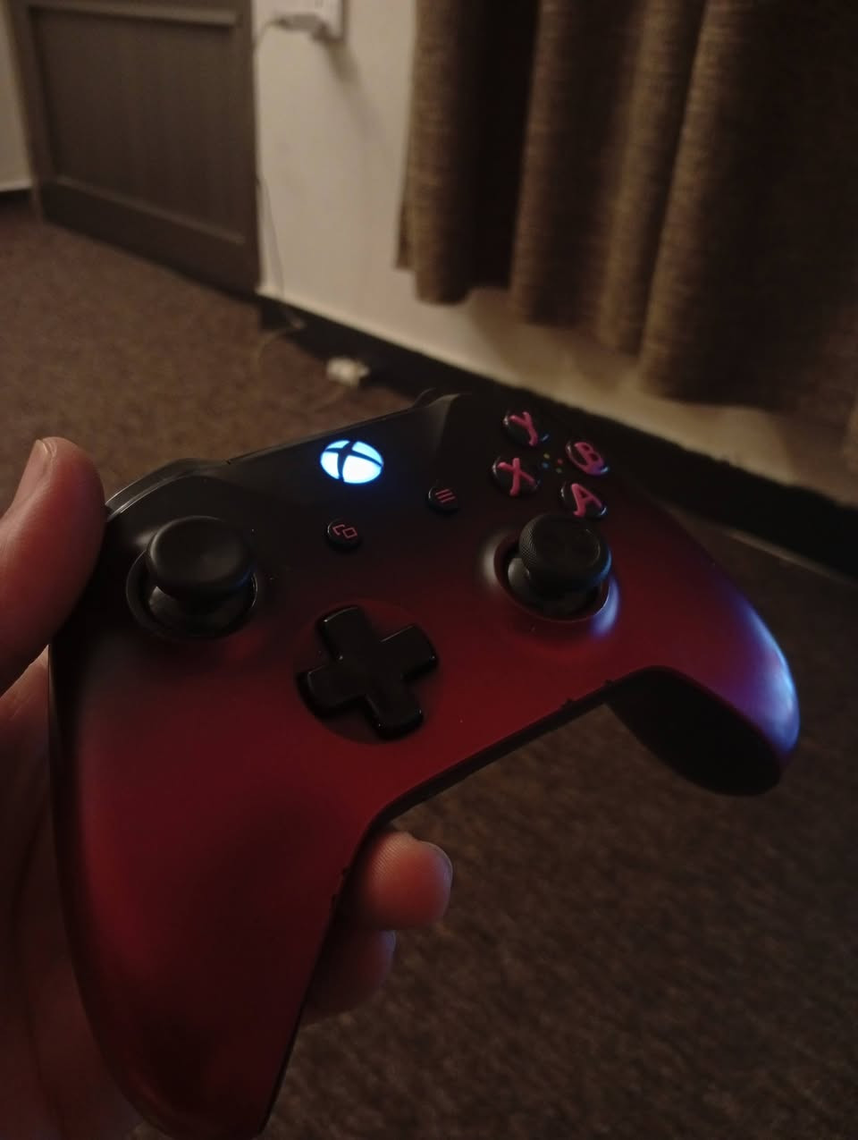 اكسبوكس ون اكس 
للبيع ون اكس بدون كارتون الجهاز مفتوح مو للتصليح بس مبدل الهارد مالته ومحوله ل SSD والجهاز اسرع من العادي ب ضعفين صار .
وياه جوستك والعاب اكثر من ٤٠ لعبه بدون اشتراك اني مشتريهن (الحساب مانطي معلوماته بس انطيك بي ضمان مدى الحياه) ابرز الالعاب فيفا تقريبا 5 نسخ من ضمنهن ال 26 و gta v و كود 4 اجزاء 
وبعد هواي موضحات ب الصور. 
السعر 220 بي مكاني بغداد.


**إذا كنت صاحب هذا الإعلان وتريد حذفه لأي سبب، رجاءا أرسل رسالة إلى الدعم الفني**