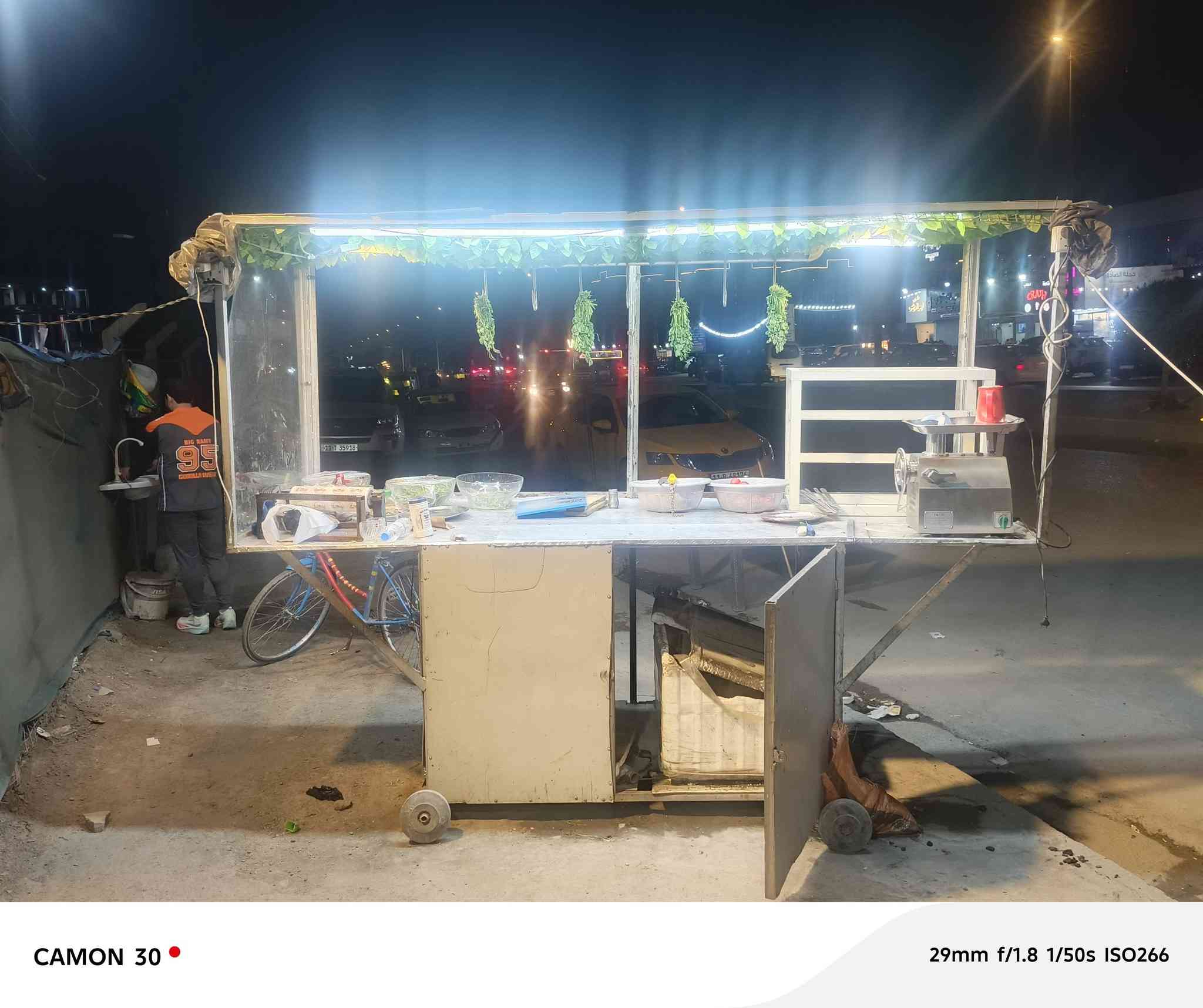 السلام عليكم شباب غراض مطعم للبيع العنوان البلديات رقم الهاتف ***********
