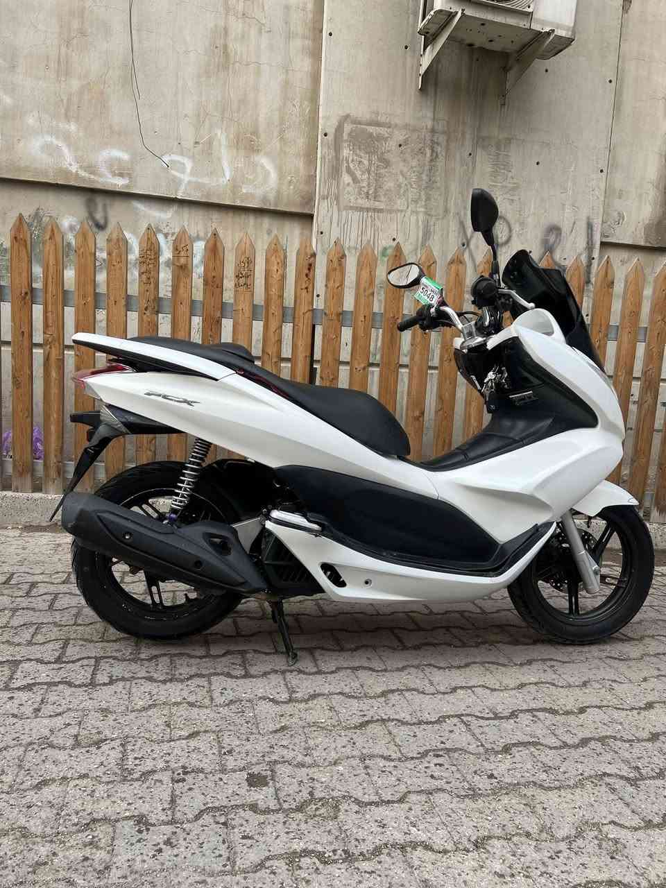 السلام عليكم للبيع دراجه pcxجيل الاول  دراجة مال رمبه ماخذها رمبه الدراجه وأعلى ايدي حجم مكينه 150ياباني الاصلي دراجه جديده مال جناي وعلئ ايدي لون مميز ماروني 
ياباني الاصلي دراجه كامله أستان كهربائي تدفئه بل يدات حساس ازدحام سويجات ٢حرف Aدراجه جديده الدراجه مكينه لوك شلعه معدل خير من اللّٰه دراجه تكول جديده بمعنئ الكلمه واحلا من الصور مال جناي المكان بغداد دراجة مكفوله اي نقص مابيه السعر 1450
وبيها مجال بسيط  
اي استفسار ***********
