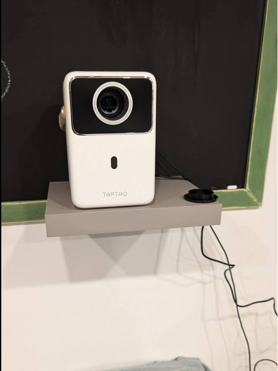 مواصفات بروجكتر TOPTRO B1 ✨
🔹 الدقة الأصلية: 720P HD (يدعم تشغيل 1080P) 📺
🔹 السطوع: 300 ANSI Lumens 💡
🔹 التباين: ‎15000:1 🎨
🔹 بطارية داخلية: 20000mAh 🔋
🔹 مدة التشغيل: حتى 2.5 ساعة تقريبًا ⏰
🔹 نظام اتصال: Wi-Fi + Bluetooth 5.2 📶
🔹 تصحيح تلقائي للصورة (Keystone) ↔️
🔹 يدعم AirPlay و Miracast 📱
🔹 سماعات مدمجة: 2 × 5W 🔊
🔹 المنافذ: HDMI / USB / AUX 🎮💻
🔹 حجم عرض كبير مناسب للأفلام والألعاب 🍿
🔹 تصميم محمول مع مقبض للحمل 👜
🔹 الوزن: 1.36 كغم ⚖️
📦 المحتويات:
✔️ البروجكتر
✔️ ريموت كنترول
✔️ كيبل طاقة
✔️ دليل استخدام
🤍 اللون: أبيض
🏷️ الموديل: TOPTRO B1
🔥 مناسب للبيت، السفر، التخييم، والأجواء السينمائية ✨🎬


**إذا كنت صاحب هذا الإعلان وتريد حذفه لأي سبب، رجاءا أرسل رسالة إلى الدعم الفني**