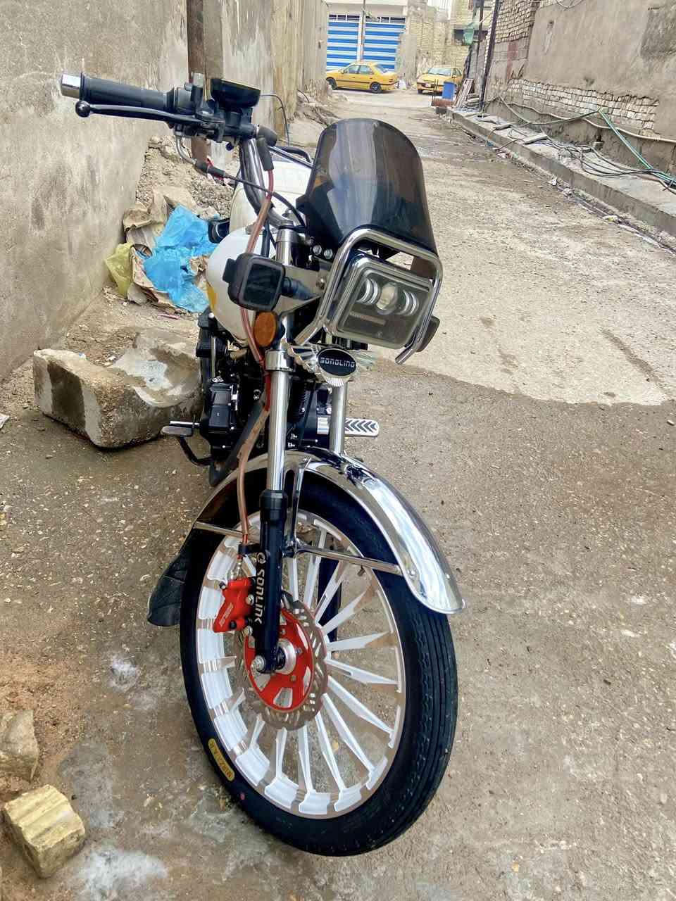 سلام عليكم شباب دراجة ايراني 5 كير  موديل( 2026 )
محرك 200cc اسود استخدام شخصي مامشتغله دلفري
وياها سويجات ثنين وبصمه تشغيل كلشي شغال بيها
بدون كمرك اوراق معرض وياها فقط
السكن بغداد مدينة الصدر 
السعر 850 وبيها مجال 
للاستفسار ***********  اتصال وبيه واتساب همين
