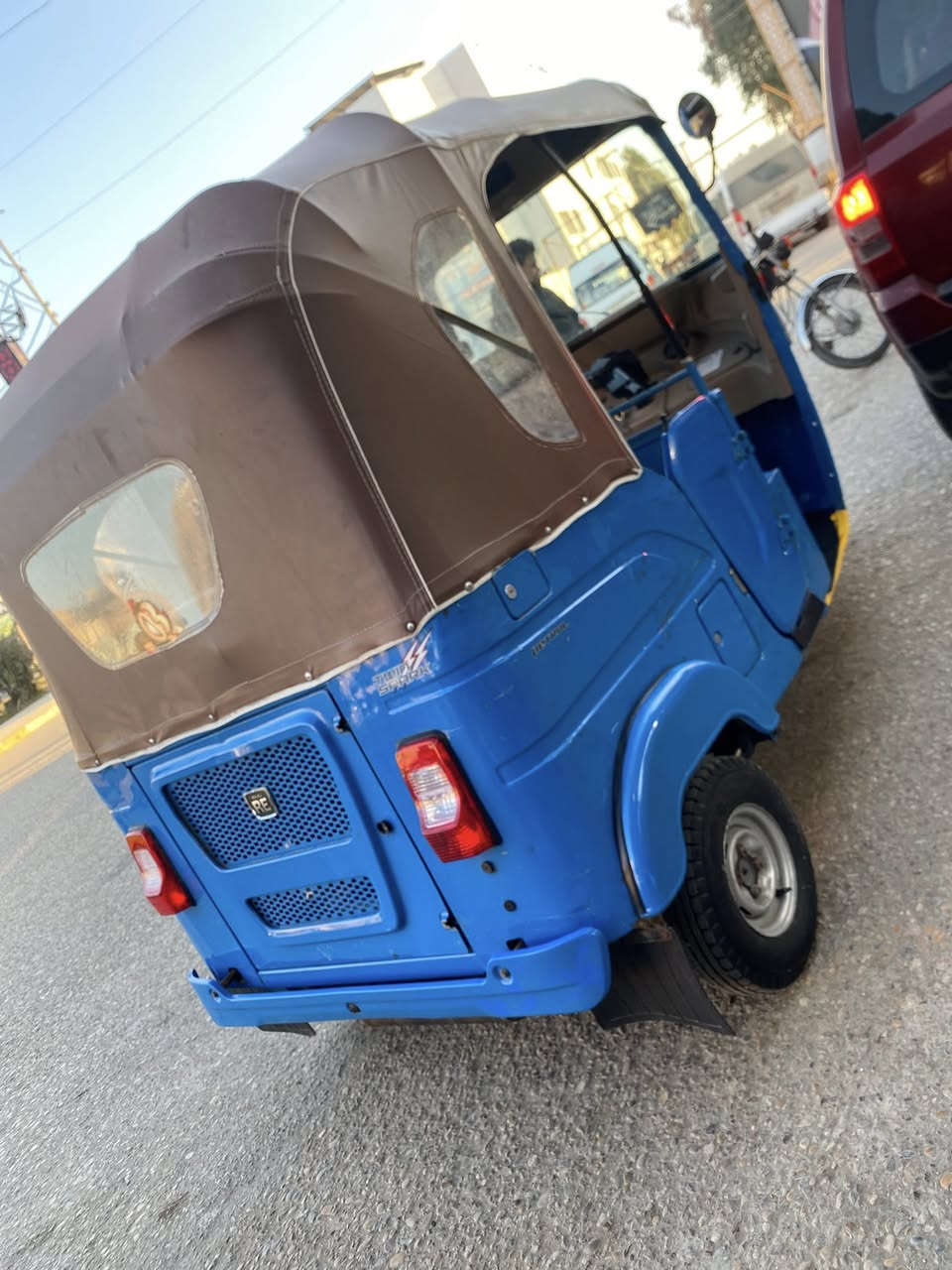 سلام عليكم تكتك للبيع رقم بصره بسمي تحويل ثاني يوم بيه بس هاي الموضعحه بل صوره والباقي مكفول محركه مبدل بوش وبستم ***********  ب 7وربع
