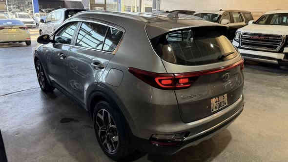 السلام عليكم 

سبورتج 2022 كوري 
مكفولة السياره عدا رصعه غيره بل باب 
فول 1/1 من عدا الفتحة 
كراسي تدفئة تبريد 
كراسي كهرباء 
ويل جبير 
بصمة 
شاشة جبيرة 
سايد بريك دكمة 
تعديل مسار 
كراسي الخلفية تدفئة 
بصمة 
ستيرن تدفئة 
مري شفط 
اوتو هولد 

محرك 2000 دوش

السعر :18،700 وبيها مجال 

***********
