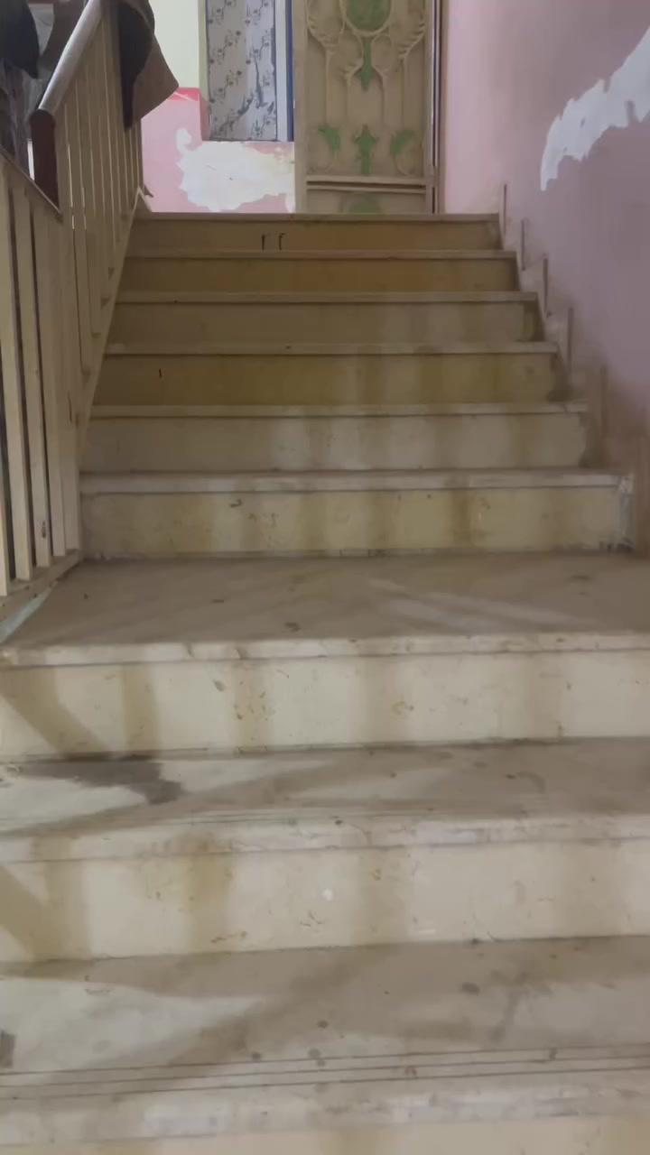 السلام  عليكم هاي شقه للبيع طابق ثالث وجاهزه مي وكهرباء ومكانه شقق المحد مكانه قرب تانكي عماره 35 شقه تابعه لذوي الشهداء والسعر 19 ومجاله. بسيط وهاد رقمي
***********
