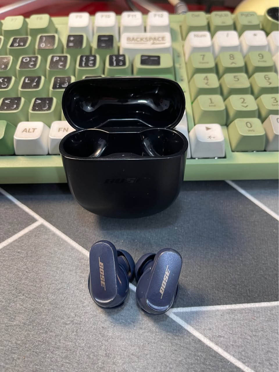 Bose QC Earbuds II. ،ايربود 

إلغاء الضوضاء: تتميز بتقنية إلغاء الضوضاء النشطة الخاصة بشركة Bose. 
عمر البطارية: توفر ما يصل إلى 8.5 ساعات من التشغيل بشحنة واحدة. 
مقاومة الماء: مصنفة بمستوى IPX4 لمقاومة العرق والماء. 
الاتصال: تستخدم تقنية Bluetooth 5.3 لضمان اتصال قوي يصل إلى 30 قدمًا. 

ملاحظة الكيس اسود والايربود ازرق بدون كارتون بغداد, العراق


**إذا كنت صاحب هذا الإعلان وتريد حذفه لأي سبب، رجاءا أرسل رسالة إلى الدعم الفني**