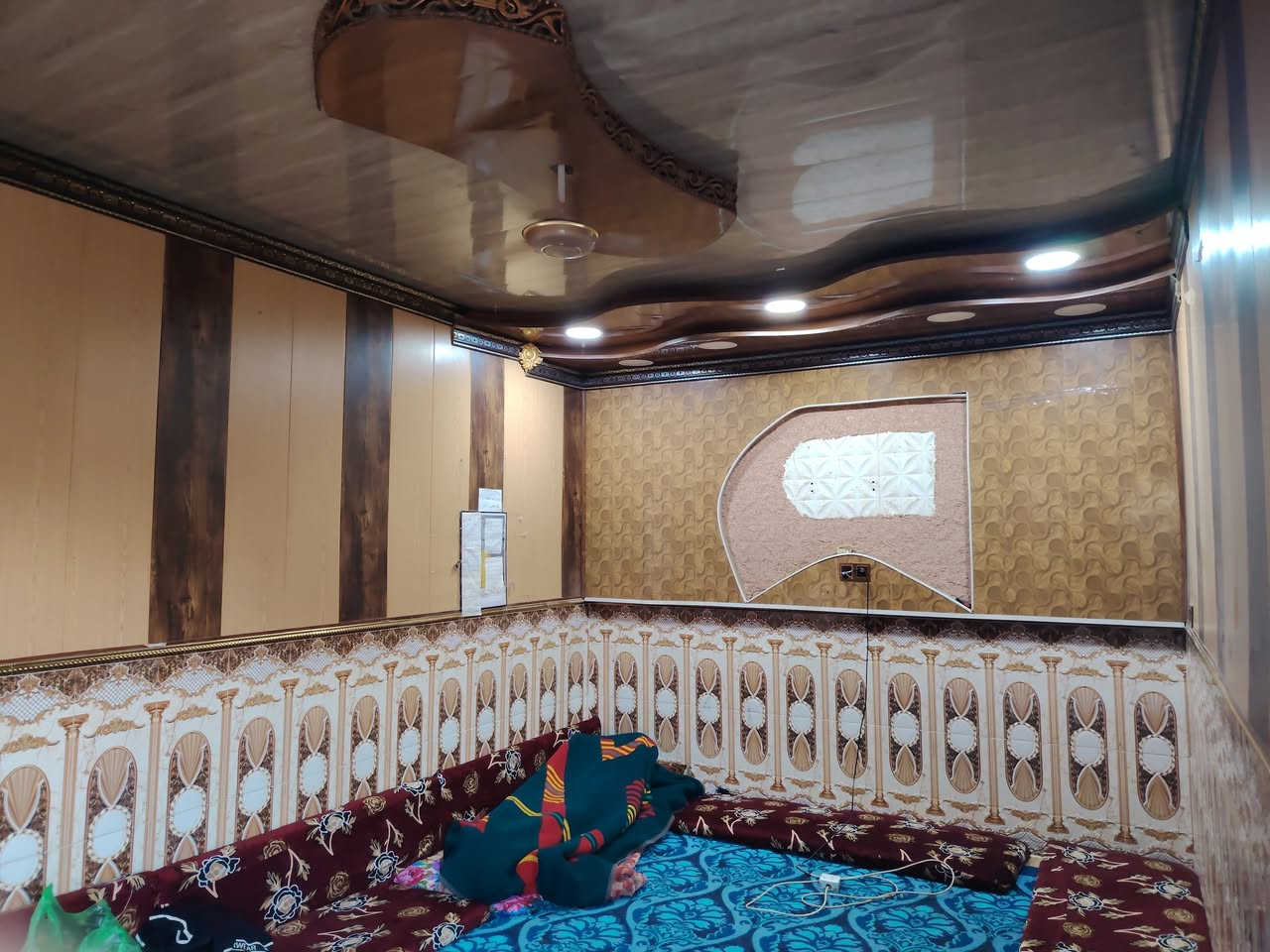 بيت تجاوز حي الحسين شارع ٦٠ على شارع سعر ٢٠) ***********
