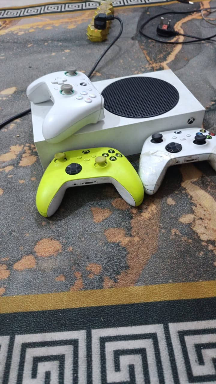 السلام عليكم xbox Seres  S
الجهاز نضيف حيل وكلشي مابي استعمال قليل ويا 3 جويستك
وحدة جويستك Game Sir احترافيه
ملحقاته كاملة وكارتونة موجودة مفتوح بس لاتكلي عطل فتحته اني على ايدي فقط تنضيف وماچنت ادري مكفول كفالة عامة عن اي عطل 
رقمي ***********
السعر 350 او مراوس مع بلي فور 
رقمي
