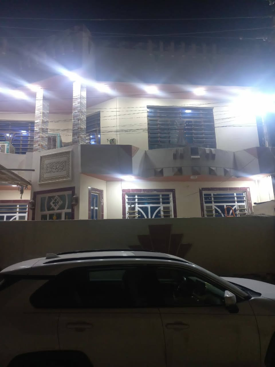 السلام عليكم
بيت للبيع بناء حديث

المساحة ٢٣٠ متر

يحتوي ثلاثة مناور

حمامين

سطحين كبار 

البيت نظيف جدا . طابقين ويحتوي على خمسة غرف  نوم كبار 4×5 واحدى الغرف 6.5×4 ومغلفه تغليف خشب حديث

موقع الدار ابي غريب مركز السوك  بظهر الشارع العام التجاري  وتحديدا خلف جمعية الوزيري مباشرتا
ببعد اقل ال٨٠٠ متر عن مجمع البدور

السعر ٢٦٠ مليون
للاستفسار
***********
