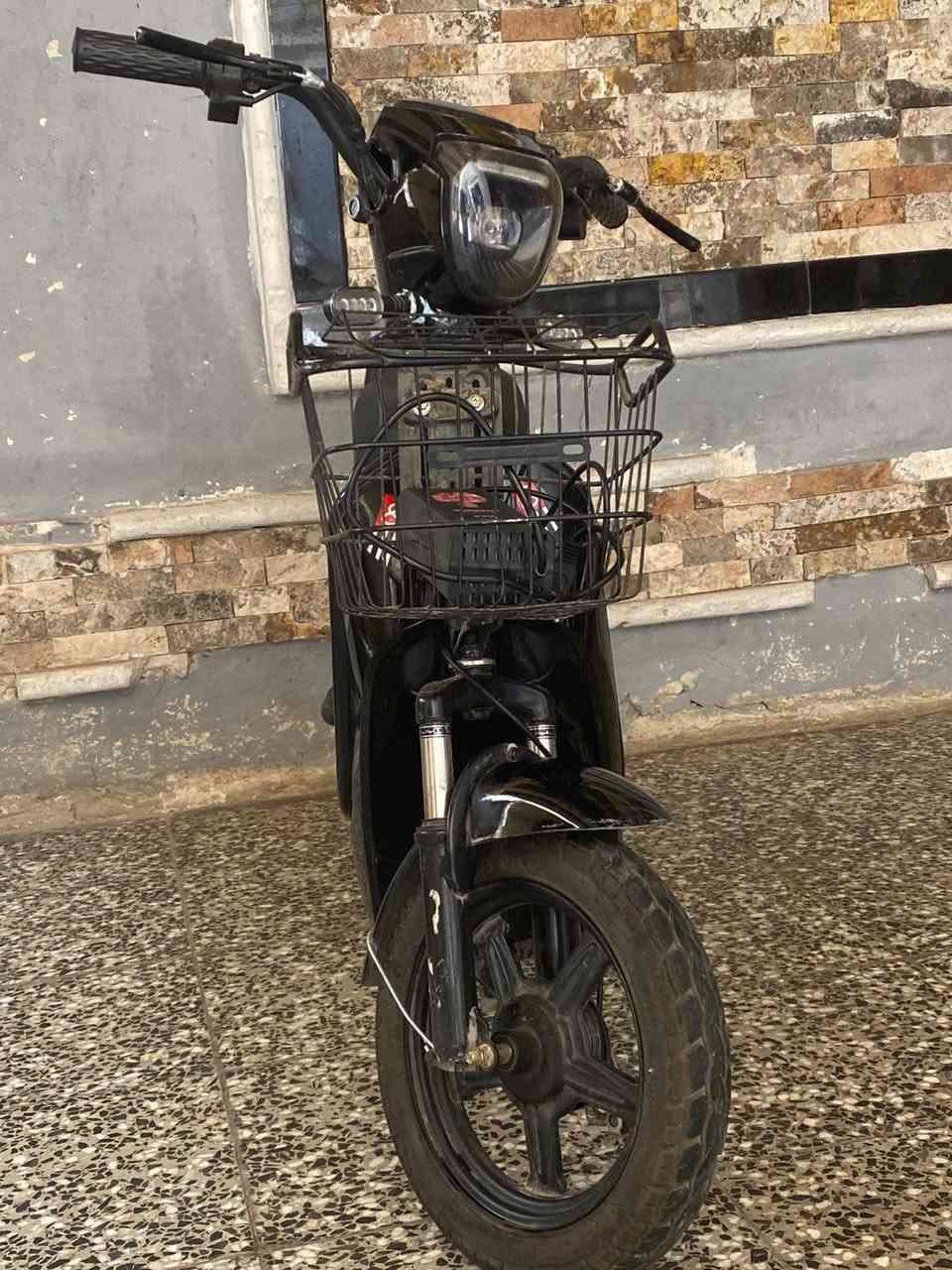 سلام عليكم دراجه شحن حجم14
🔋 بطارية: 48V
⚡ محرك:  350W 
🚀 السرعة: 50 كم/س
🔌 الشحن: 4–8 ساعات
📏 مدى السير: 30–60 كم 
مكاني مدينه الصدر قطاع 5
***********
