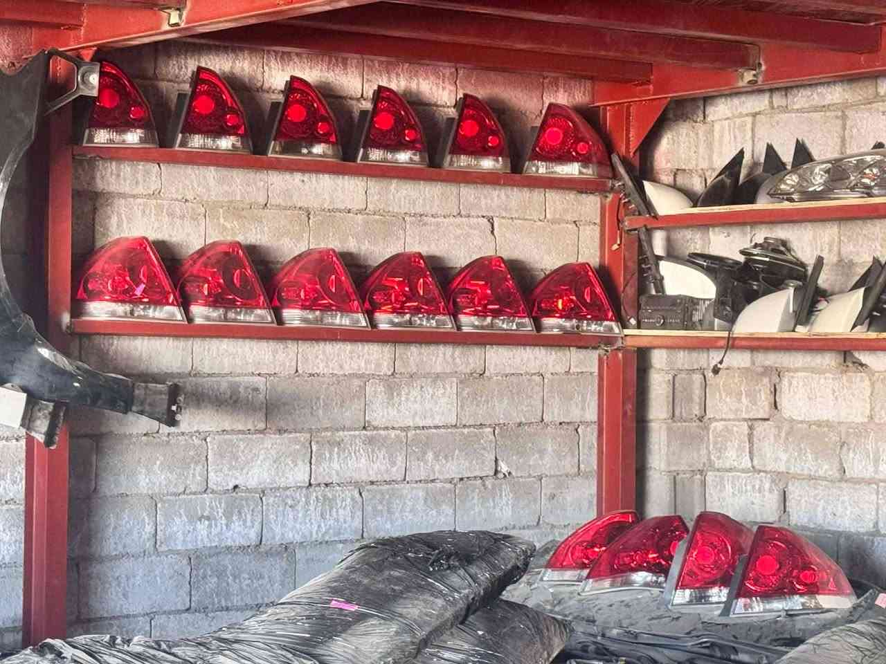 السلام عليكم 
ادوات امبالا شكل قديم 
العنوان الديوانية حي الصناعي مجاور سيد عقيل الكهربائي 
*********** احمد جارالله 
توصيل موجود لجميع المحافظات
