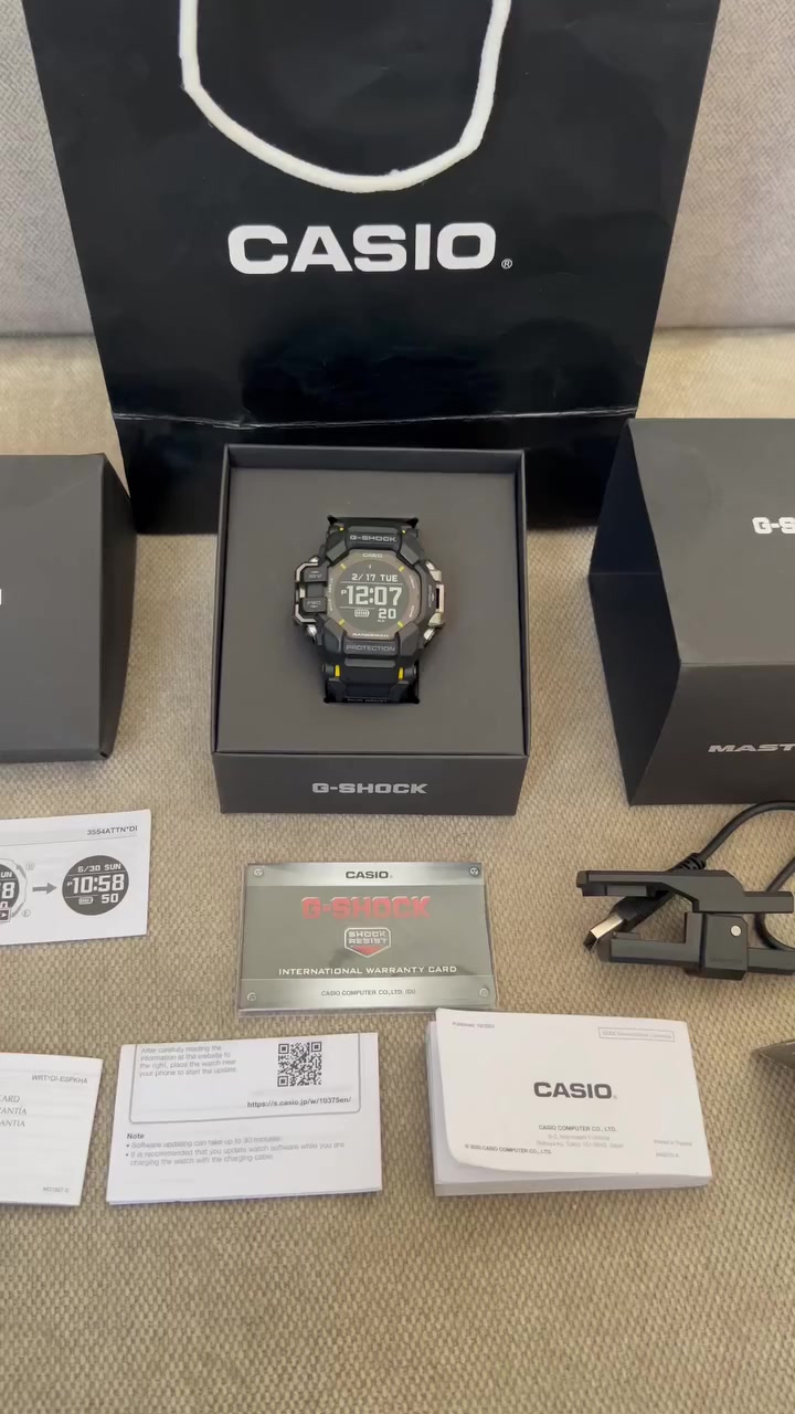 تجمع ساعة Casio G-Shock Rangeman GPR-H1000 بين صلابة ساعات "جي شوك" التقليدية وأحدث تقنيات التتبع الرياضي والبيئي، مما يجعلها أداة نجاة متكاملة للمغامرين. 
إليك قائمة مفصلة بكافة مميزاتها ومواصفاتها:
1. نظام المستشعرات المتقدم (6 مستشعرات + GPS)
تعتمد الساعة على ستة مستشعرات دقيقة لمراقبة الجسم والبيئة المحيطة في وقت واحد: 
مستشعر معدل ضربات القلب البصري: يستخدم ضوء LED لقياس تدفق الدم ومراقبة نبضات القلب.
نظام GPS مدمج: لقياس الموقع، المسافة، وسرعة الحركة بدقة.
مقياس التسارع (Pedometer): لتحليل الحركة وحساب عدد الخطوات.
الجيروسكوب (Gyroscope): يساعد في تتبع حركات السباحة في المسبح ومعايرة البوصلة.
المستشعر الثلاثي (Triple Sensor): يتضمن بوصلة مغناطيسية، مقياس ضغط جوي وارتفاع، ومقياس حرارة. 
2. دعم الأنشطة الرياضية والتحليل
تدعم الساعة 9 أنشطة مختلفة مع تحليل بيانات متقدم بالتعاون مع شركة Polar: 
الرياضات المدعومة: الرحلات الخلوية (Trekking)، الجري، المشي، ركوب الدراجات، السباحة (في المسبح والمياه المفتوحة)، والتمارين الرياضية.
تحليل التدريب: يقيس مؤشر الجري (VO2 max)، وحمل الكارديو، وأنواع الطاقة المستخدمة (دهون، كربوهيدرات، بروتين).
مراقبة الصحة: قياس مستوى الأكسجين في الدم (Blood Oxygen)، تتبع النوم، وتمارين التنفس. 
3. التصميم والمتانة (Master of G)
صُممت الساعة لتحمل أقسى الظروف البيئية: 
مقاومة الوحل والغبار: هيكل وأزرار محمية بقطع من الفولاذ المقاوم للصدأ وحلقات مانعة للتسرب لمنع دخول الأتربة.
مقاومة الصدمات والماء: مقاومة للصدمات والاهتزازات، ومقاومة للماء حتى 200 متر.
المواد الحيوية: الهيكل والحزام مصنوعان من "الراتنج الحيوي" (Bio-based resin) الصديق للبيئة.
الشاشة: شاشة MIP LCD عالية التباين، تضمن رؤية واضحة جداً للمعلومات حتى تحت أشعة الشمس المباشرة. 
4. وظائف ذكية وإضافية
الاتصال بالهاتف: عبر Bluetooth وتطبيق CASIO WATCHES لضبط الوقت تلقائياً وتلقي إشعارات الهاتف.
نظام الشحن المزدوج: شحن سلكي عبر USB للوظائف المتقدمة، وشحن شمسي يدعم تشغيل الساعة الأساسي لفترات طويلة.
أدوات الطبيعة: عرض أوقات الشروق والغروب، بيانات عمر القمر، ورسم بياني للمد والجزر.
التنبيه بالاهتزاز: لتنبيه المستخدم بالاشعارات أو الأهداف الرياضية دون إصدار صوت. 
تعد هذه الساعة خياراً مثالياً لمن يبحث عن "ساعة ذكية" بصلابة عسكرية لا تخذله في الظروف الصعبة.
السعر 450 الف 
رقم هاتف ***********
كربلاء
