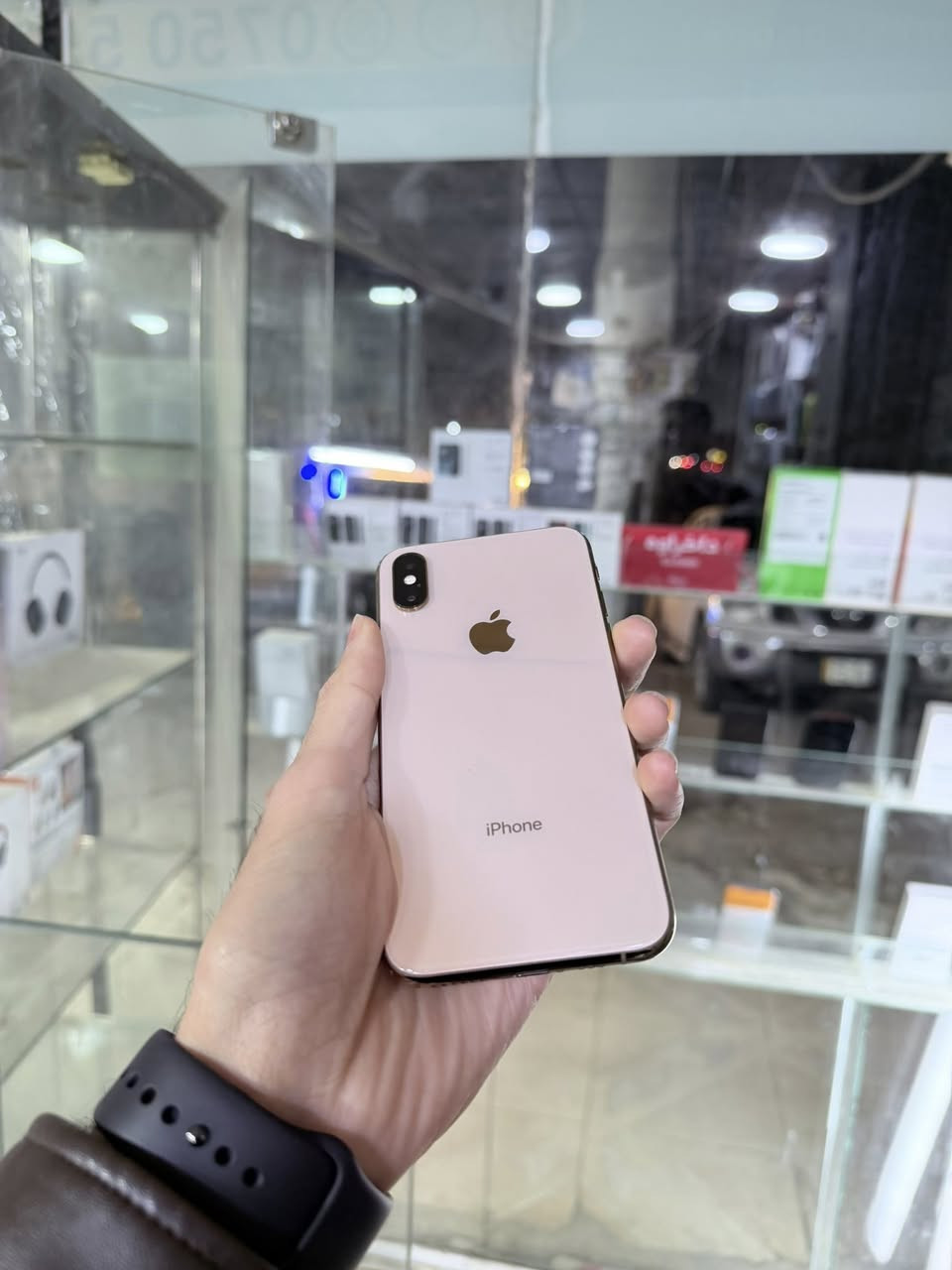 ئایفۆن ئیکس ئێس 
یەک سیمکارت و ئی سیم دەتوانی بیکەیتە دوو سیم
سەدا ٩٩ خاوێنە کەپسە زەمانی هەواو کۆمپیتەر
زاکیرەی 256 گێگا  نرخی 189 هەزار
ناونیشان هەولێر قەلاتی نوێ مۆبایلی هاوکار
ژمارە مۆبایل ***********
