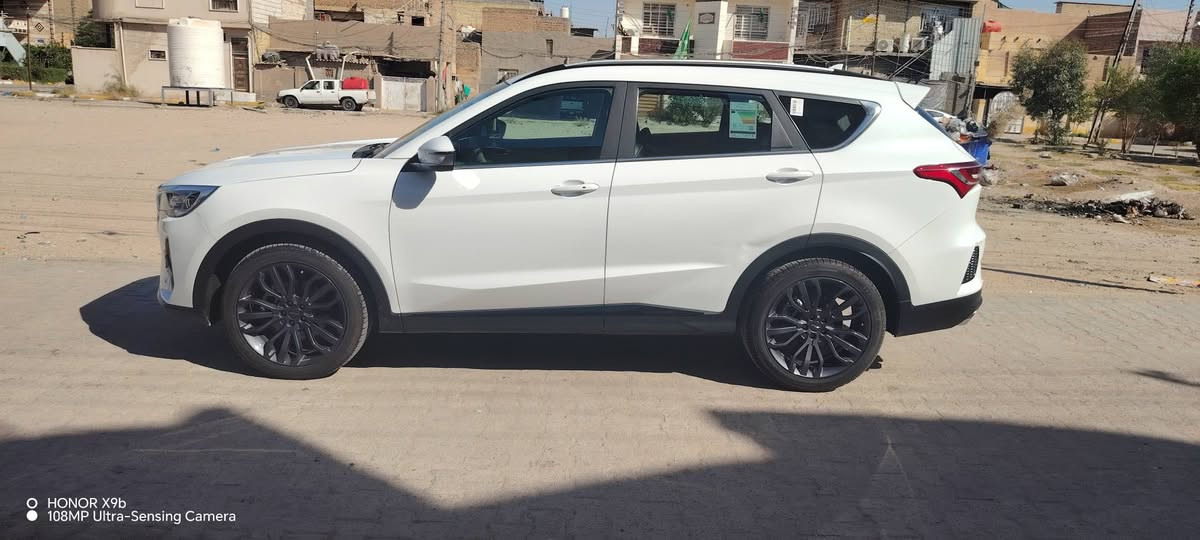 ⁨ جيتور X70 1.5L Luxury
‎الموديل: 2026 (خليجي)
‎العداد: 13000 كيلو متر
‎المحرك: 4 أسطوانات L1.5تيربو 156 حصان حقن م
‎ناقل الحركة: اوتوماتيكي دبل كلاتش من 6 سرعات
‎استهلاك الوقود: 7.8 لتر لكل 100 كم
‎الضمان الأساسي: 5 سنوات او 150,000 كم 
‎ضمان المحرك: 10 سنوات او 1،000،000 كم (أيهما اولا 

‎المواصفات 
‎* إطارات قياس 20 إنچ
‎* فتحة سقف بانوراما 
‎* الصندوق الكهربائي 
‎* مثبت سرعة 
‎* كاميرات 360 للرؤية المحيطية
‎*حساسات امامية وخلفية
‎ * شاشة عرض ترفيهية قياس 12.3 انج 
‎*شاشة عرض معلومات القيادة قياس 10.2 انج
‎*نظام صوتي من 8سماعات عالية الجودة
‎* نظام أبل كاربلاي وأندرويد أوتو لاسلكي
‎* شاحن هاتف لاسلكي سريع
‎*مقصورة الركاب من الجلد الفاخر 
‎*مقعد السائق كهربائي
‎*عدد صفوف المقاعد 3 (7 ركاب) 
‎*مصابيح أمامية و خلفية أوتوماتيكية ليد LED مع مصابيح نهارية
‎* المرايا الخارجية كهربائية و مدفئة مع خاصية التعتيم التلقائي
‎*ماسحات الزجاج الأمامي مع حساس للمطر
‎* دخول ذكي (بصمة) 
‎* خاصية إغلاق النوافذ وفتحة السقف عن بعد
‎*فلتر تنقية الهواء (N95)
‎*مسند الذراع الوسطي مع ثلاجة
‎ *انماط قيادة متعددة 
‎* وسائد هوائية امامية وجانبية
‎*نظام الفرامل اليديوية الأوتوماتيكي (Autohold)
‎*نظام التحكم بنزول المنحدرات
‎* نظام المساعدة لصعود المرتفعات
‎*نظام مراقية ضغط الاطارات
‎*نظام المكابح المانعة للانغلاق ABS
‎*نظام التحكم بالثبات ESC

السعر المطلوب: 165ورقه
والسعر قابل للتفاوض بالمعقول بعد المعاينة.
للاستفسار والمشاهدة يرجى التواصل على الخاص أو الاتصال***********
مكاني في كربلاء
