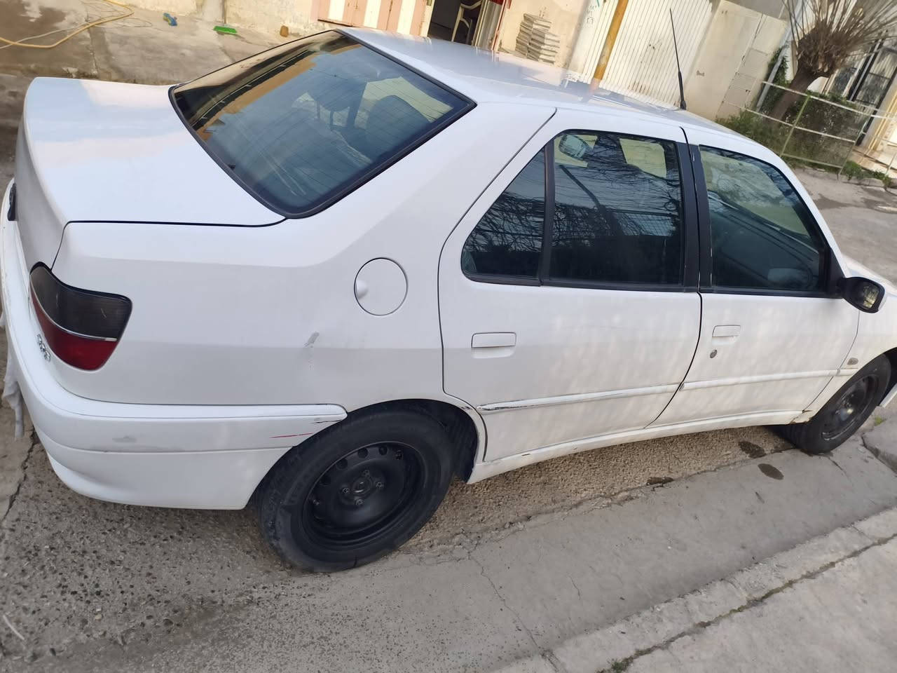 سيارة بيجو / 2003/ رقم مسطرة جديد نينوى شرط التحويل جاهزة / للبيع / صبغ حزام المكان موصل حي سومر/***********
