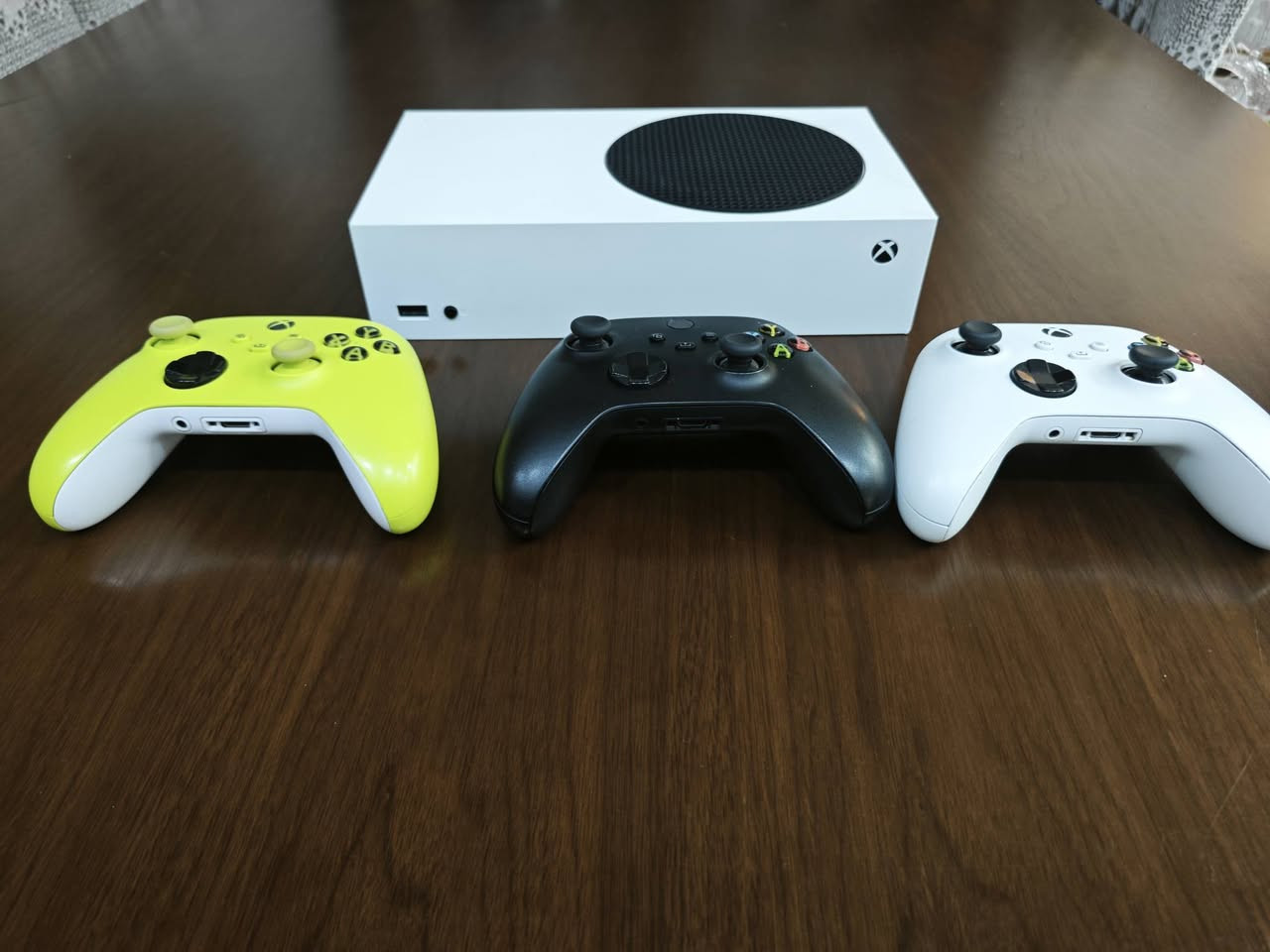 السلام عليكم ورحمة الله اكس بوكس سيريس اس مستعمل  غير مفتوح ابد بدون كارتون لان مشتري ب 22 معاه جويستك عدد ٣ اصليات اثنين مامفتوحات نظيفات والابيض مبدل الشفتات فقط. يحتوي على
قاعدتي بطاريات وبطاريات عدد 6 وحساب كيم باس التيمت  تقريباً ثلاث اشهر السعر  390 الف  المكان السماوة، ***********
