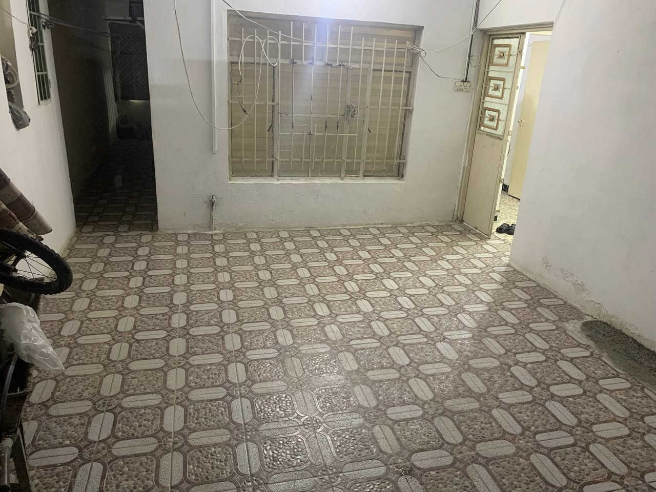 سلام عليكم  دار للبيع قرب. ساحت العوارض الواجه 6️⃣ النزال ١٥  يحتوي على طرمه اتكفي سياره او مطبخ في يمين الطرمه او منور استقبال حمام مرافق من فصلات او غرفت نوم مثل مو وضح هيه او البيه الطابق الثاني بي بسـَہ غرفه كبيره او صطح استاره مالته عاليه مترتين  السعر المطلوب 230 او بي مجال للتواصل ***********
