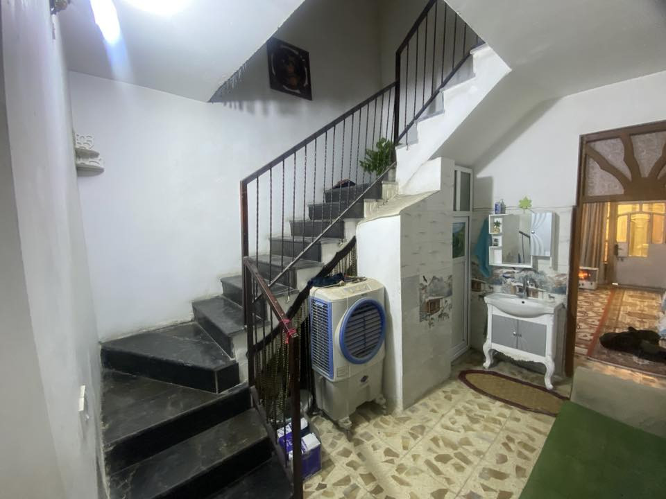 بيت طابقين في منطقة الكفاءات قرب مدرسة بغداد يحتوي استقبال مطبخ وصالة طابق ثاني غرفتين مع حمام داخلي وخارجي مساحة 75 متر السعر ١١٥ 
رقم ***********
