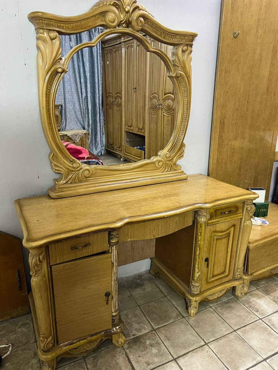 اللهم صل على محمد وال محمد 
غرفة نوم كاملة 6 قطع 
الجرباية و كومديات عدد 2 و كنتور 6 بيبان و ميز تواليت و تعلاكه ملابس 
النضافة 50 بالميه تاخذها على وضعيتها ((( بدون دوشك ))) 
نقص مجر من مجرات الكنتور و الجرباية مقويها بعواكس حديد 
(( السعر 180 الف )) و بيها مجال بسيط 
مكاني بغداد العامرية 
***********
