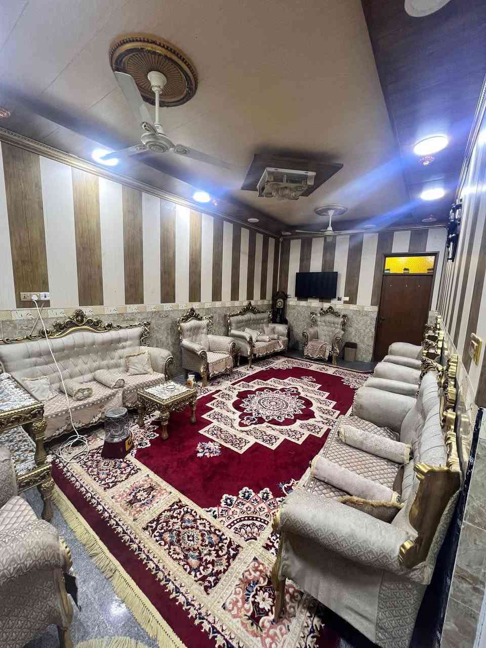 السلام عليكم بيت للبيع المساحه 230 م زراعي سند25 كهرباء مجاري   العنوان دور النفط قرب شركه نفط ميسان البيت كامل قاطين كونكريت للستفسار ***********
