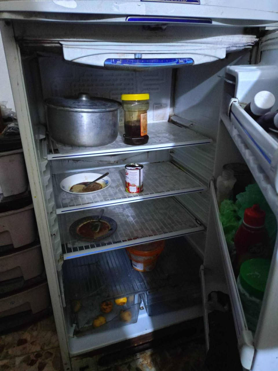 ثلاجه حجم كبير فقط ماطورها مبدل تبريدها ثلج سعره 125 الف وبيه مجال 
كاونتر مطبخ كاونتر نظيف ومرتب السعر 125 الف وبيه مجال 
المكان منطقه العبيدي شارع الجامع 
للاستفسار واتساب فقط 
***********
