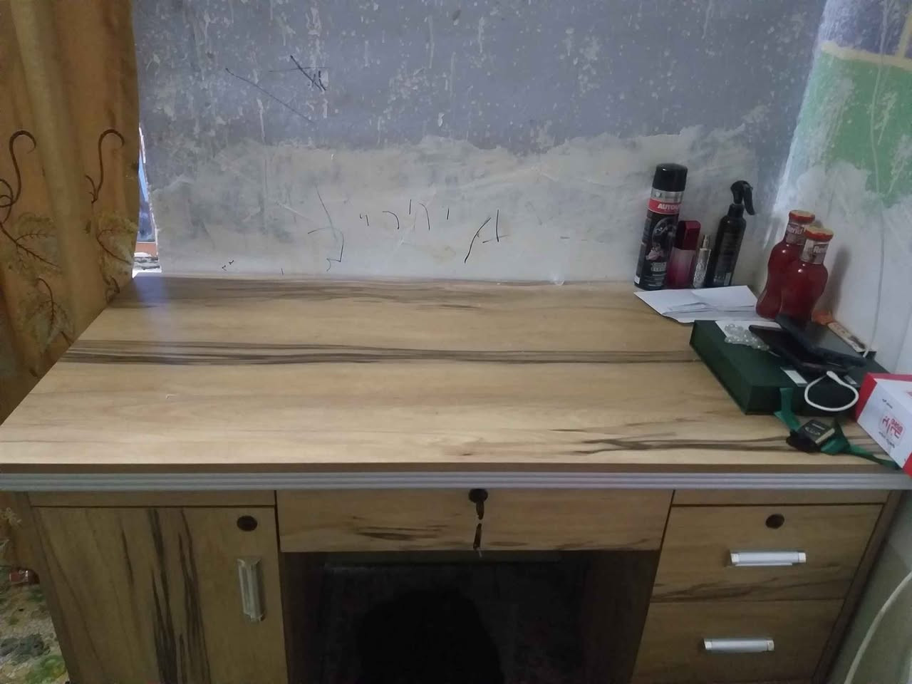 ميز مكتبي للبيع جديد مبي ضرر سعر ٢٠٠  عنوان كربلاء طويريج *********** كربلاء, العراق
