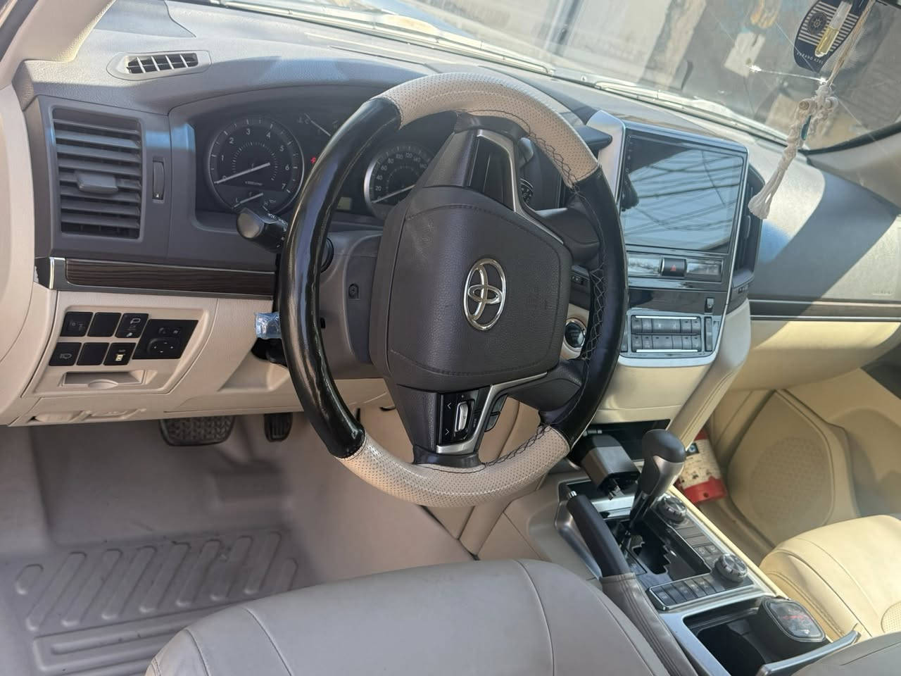 السلام عليكم لاندكروزر موديل ١٩شركه جيهان أربيل مكفوله كفاله عامه شرط السونار ماشيه ١١٤الف السعر ٥٠الف دولار ***********
