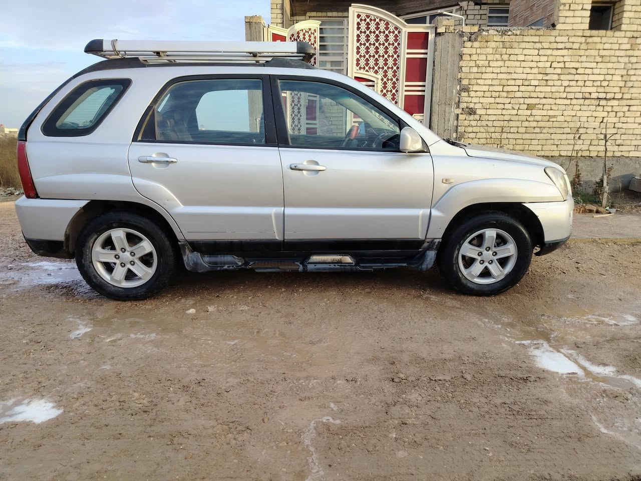 السلام عليكم سبورتج موديل 2009 وارد كوري. 
السيارة مكلوبة و مبدل قمارة و مصبوغة عام. 
محرك 2000 4 سلندر مجفت. 
كير و داينمو و بور ستيرن و راديتر كلهن تبديل جديد. 
حدادية زينه تبريد و تدفئه شغال. 
تدفئه بالكشنات و مرايات شفط و إشارات بالجاملغات.
تحويل مباشر رقم السيارة دولي جديد صلاح الدين.
مكان السيارة بغداد الصابيات الجسر الدوار شارع 100 قرب مجمع بوابة الكاظمية.
السعر 80 ورقة $
عذرا ما اجاوب على التعليقات. 
للاستفسار الاتصال على ***********
