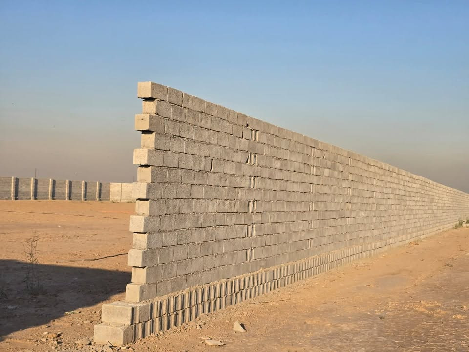 السلام عليكم 
قطعة ارض للبيع واحد دونم 
عقد زراعي 117 
مسيج وتحتوي على بئر مياه 
العنوان/المدائن - خلف محطه وقود المدائن 
للاستفسار الاتصال/ ***********
