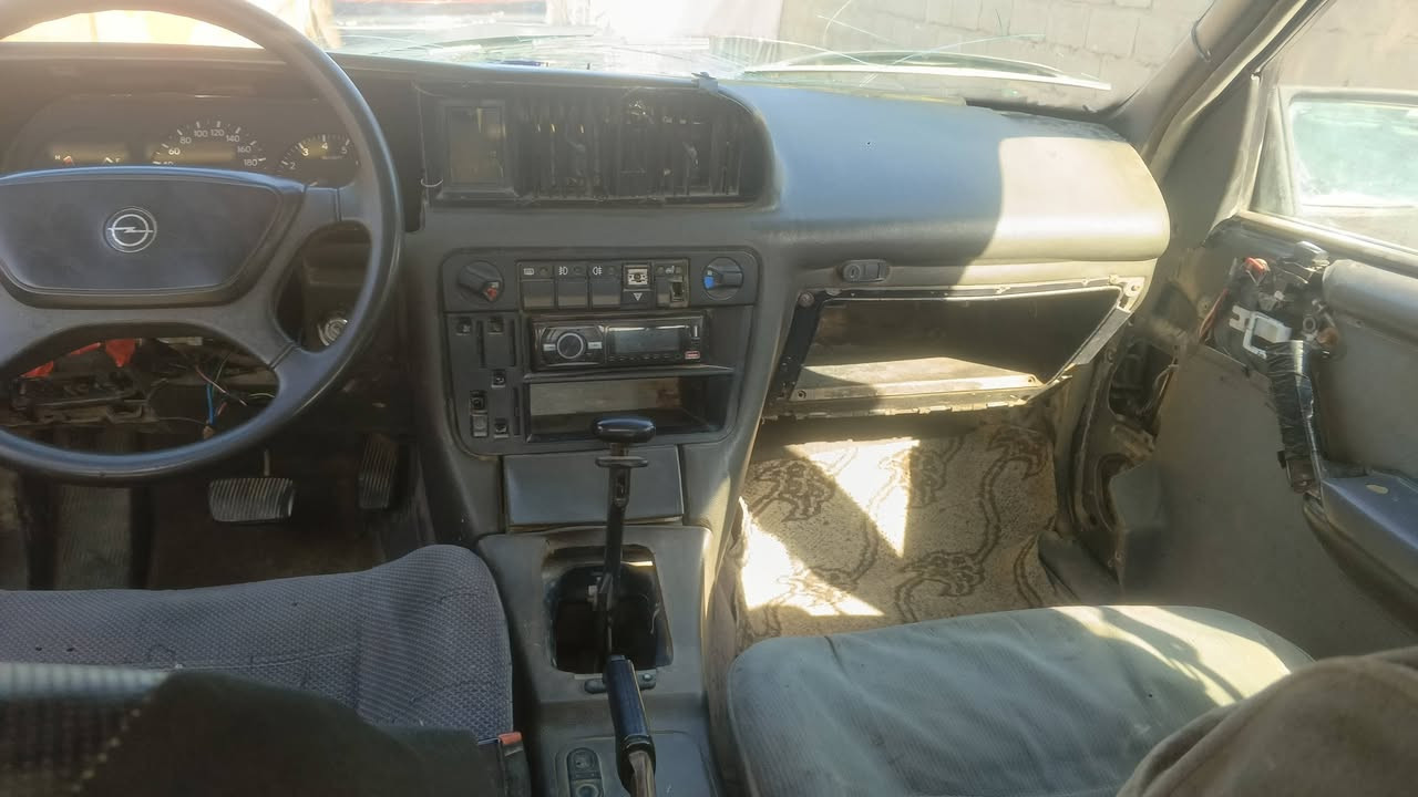 السلام عليكم 
سياره اوبل محرك بطه جديد تخم تايرات كلشي جديد كير مكفول(اوتوماتيك) سعره12وبيه مجال المكان الكوت(واسط) رقم الهاتف للستفسار
***********
