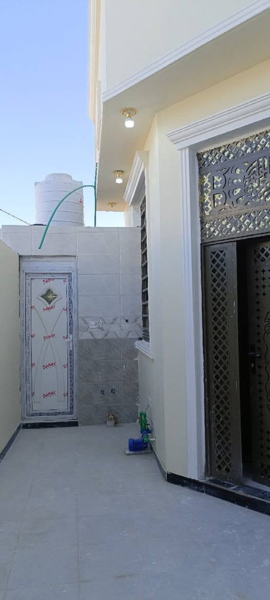 💎بيت للبيع بناء حديث 💎
🔸 طابو زراعي عراقي 
📝نسخه من الطابو + وكاله
⭕تتكاتب مع صاحب الارض مباشر

🗺️#الموقع
 البصره ابي الخصيب ابو كوصره

🔹المساحه 160M²

🌼يتكون من
2غرفتين
▫️ صاله 
▪️ديوانيه 
🏺مطبخ 
🧩طارمه
🛞كراج
🚾صحيات(داخلي و خارجي)
💸#السعر 68 مليون قابل للتفاوض
▫️▪️▫️▪️▫️▪️▫️▪️▫️▪️
💯كافه الخدمات متوفره
⭕ موقع مميز  
▪️مدارس قريبه
▫️ماء حلو كهرباء اناره
▪️شوارع مبلطه
✔️باقي التفاصيل 🔑
***********
