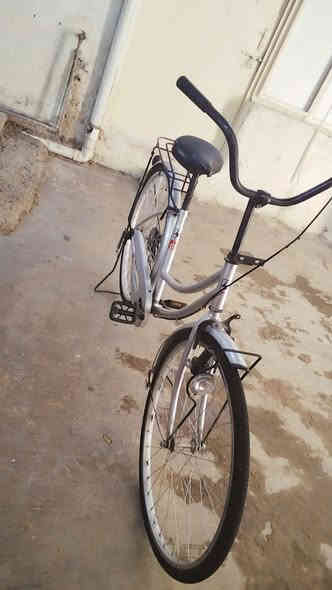 سلام عليكم بايسكل للبيع بطه لون رصاصي نزله حاويه بعده جديد ما مستعمل هواي حجم 26  السعر خاص نقص بس بريك لي كدام. رقم ***********
