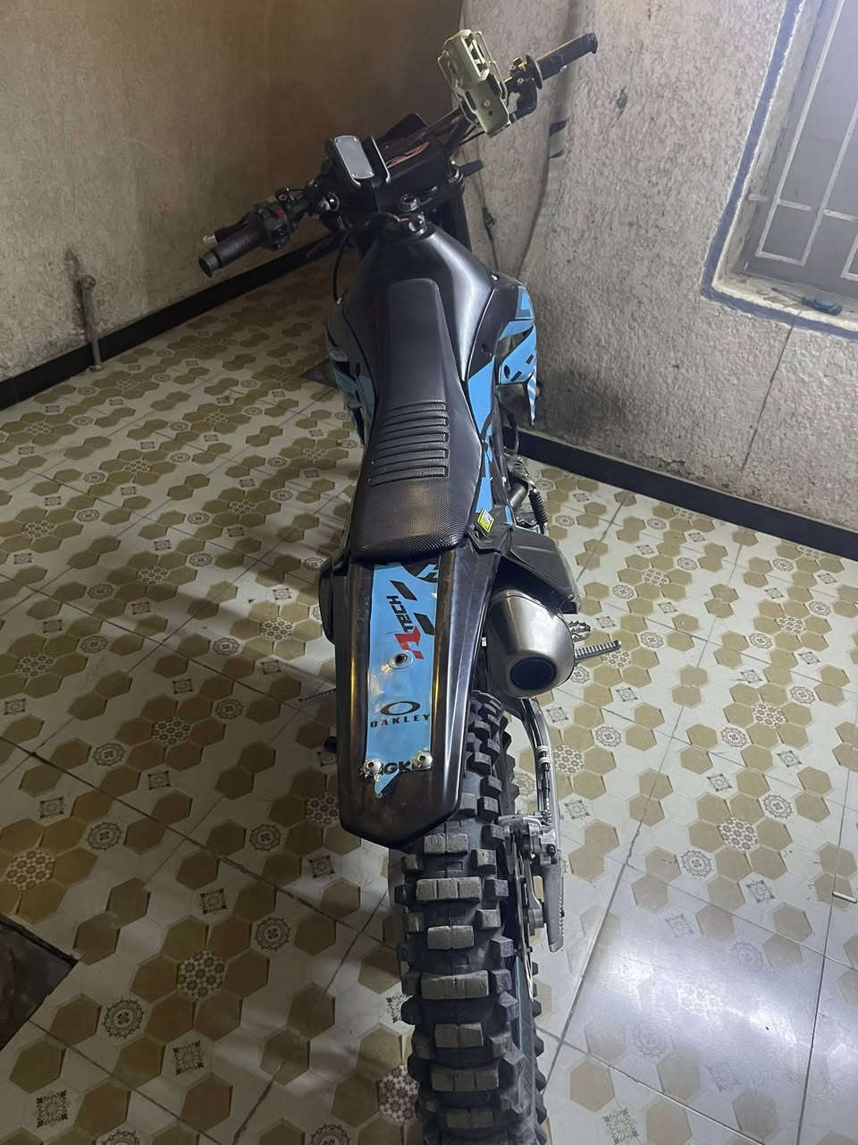 قفاز للبيع 1600 وبيه مجال تفاصيل خاص
عنوان بغداد:

رقم هاتف :***********
