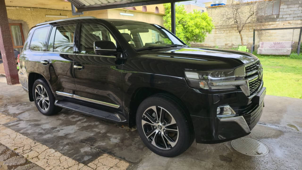 السلام عليكم ورحمة الله
لاندكروز موديل 2021 بريم أصلية فول مواصفات ماشية 105 الف مكفولة من الصبغ والحادث والتبديل عدى بارد قليل موضح بالسونر محرك 6 سلندر 4000 تنفس طبيعي.....
مكاني بغداد الدورة هوررجب 
السعر 515 ورقة وبيها مجال للشراي 
***********
***********
