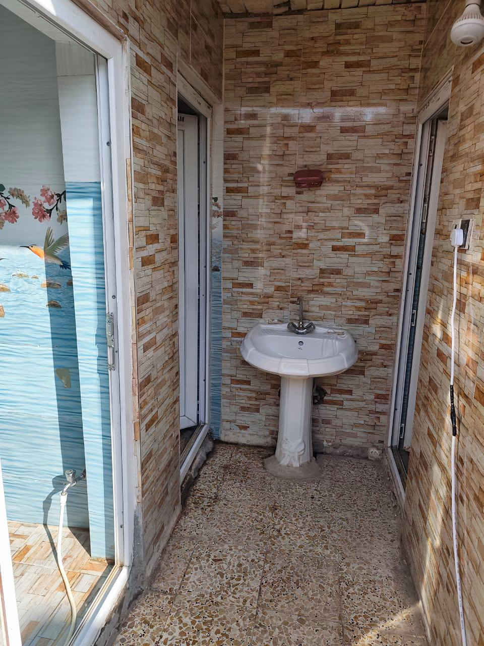 سلام عليكم بيت للبيع  يحتوي علا اربع غرف واستقبال وصاله ومطبخ وحمامات المساحه 150 العرض 6 متر والنزال 25 موقع الدار  منطقه الجاير  قريب علا السوك اوالحولي مكانه حلو عقد 25 اقرار محكمه  البيت بناء شبه قديم بعد كلمن وضروفه  للتواصل ***********
