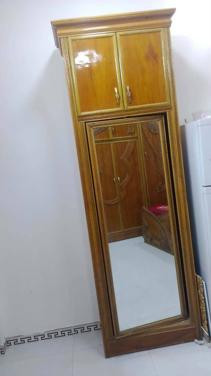 غرفة اخشاب احطاطة خشب صاج استعمال قليل السعر مليون وبيها مجال للتواصل ***********
