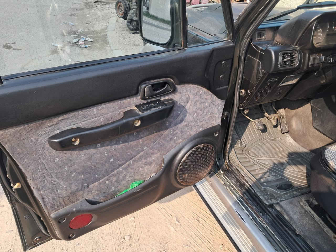 كالوبر تك باب موديل ٩٨ رقم بغداد بأسمي محرك 6v3000 كير عادي لوكير شغال تخم تاير جديد  محرك لاتنقيص ولا تبخير سيارة جاهزة حدادية جيدة السعر من الاخير ٧٠$ مكان السيارة بغداد اي استفسار ***********
