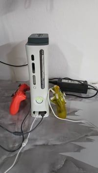 XBOX360 كاسبر هارد ٥٢٠ معاه يديتين  جديد لوك بيه اكثر من ١٠٠لعبة   الس...