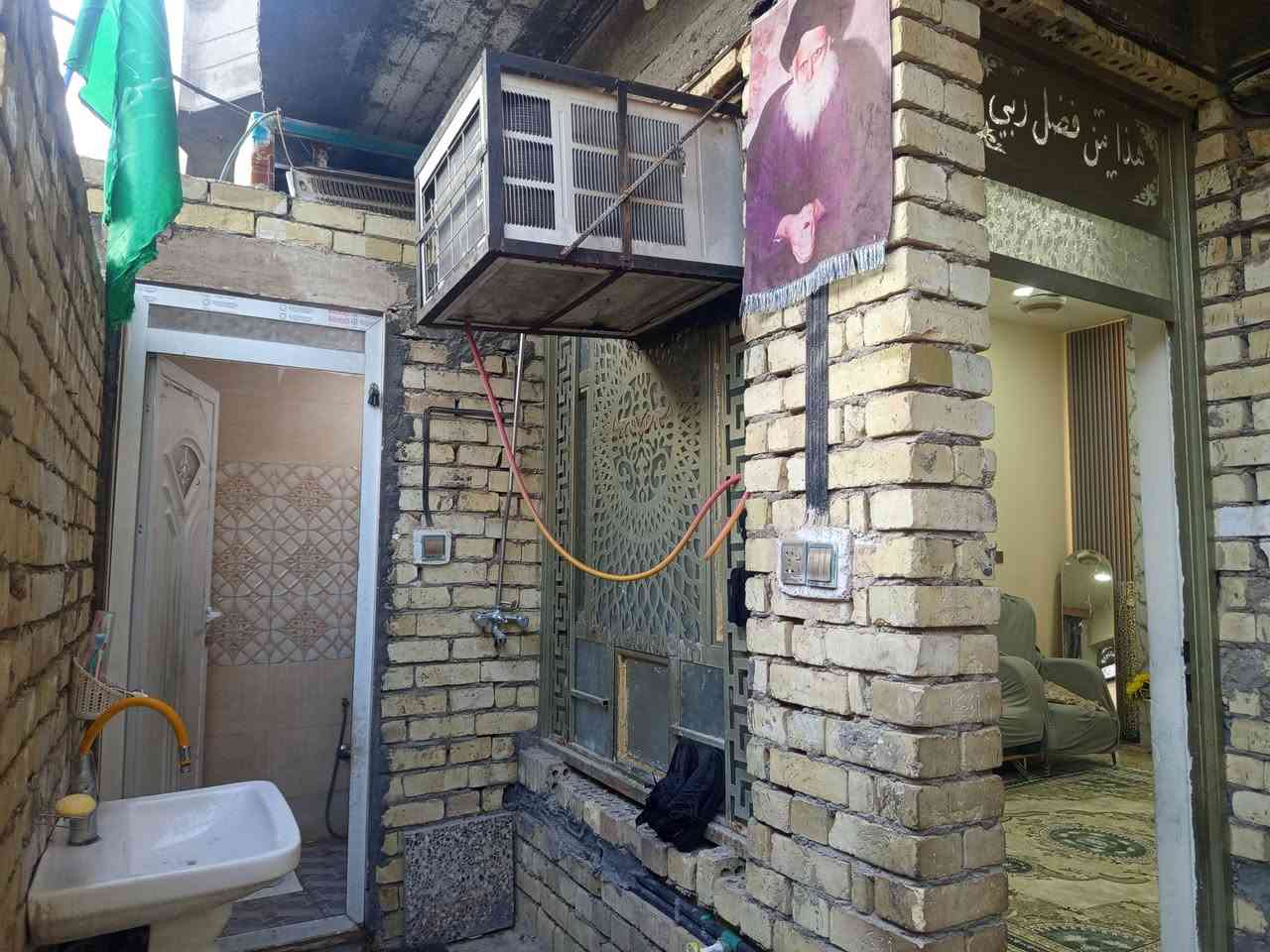 يالله بيت للبيع مساحه 75 متر مربع يحتوي على 3 غرف نوم واستقبال وملحقات بناء حديث طابقين فول  كاشي سيراميك ابياض اشتايكر  قريب على الشارع العام قرب اسواق علاوي أو سكله حماده سبع قصور الاستفسار خاص او *********** السعر   75 بي مجال سند 25
