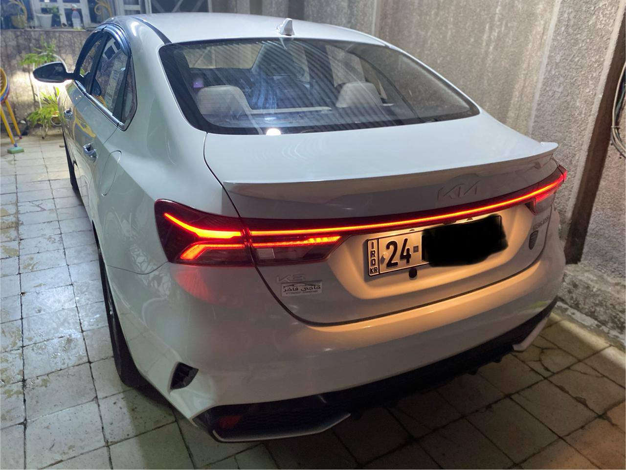 السلام عليكم ورحمة الله
كي ثري موديل ٢٠٢٢ للبيع مكفولة من الحادث

مواصفات الداخل جلد ابيض 

ماشية ٥٧ قابل للزيادة 

السيارة نظيفة جدا واستخدام شخصي وكله بانزين محسن ودهن ادينول 

بيها رصعتين خفيفات بالبنيد فد شوية اصورهن 
السعر ١٢٨ 

***********
