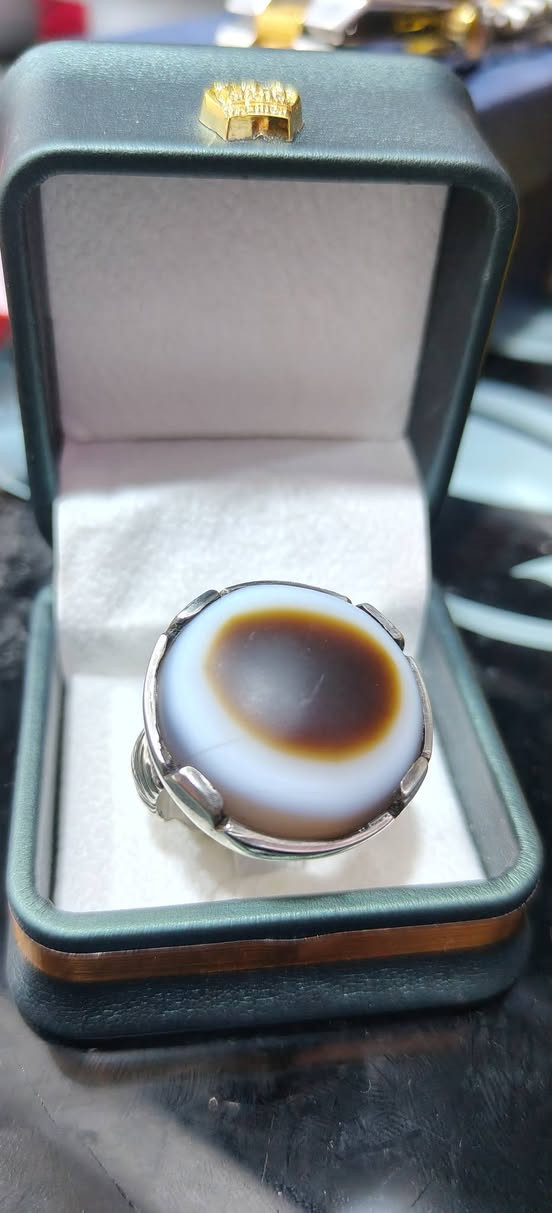 سلام عليكم احبتي الغوالي 
وينهم عشاق الجزع البقري
يالله جزع بقري افريقي من النوادر والروائع خاتم جميل يتميز بطاقة قوية وصياغة يدوية رائعة وزن الفضة فقط 18 غرام 
عرض الحجر 2 سانتيم وكسر 
سعر الخاتم 185 ألف وبي مجال  واني خادم للطيبين اللي يعجبة يتفضل خاص او يراسلني واتساب اني حاظر باي وقت. 👈 *********** 
العنوان ( النجف _ كوفة _ حي ميسان ) واني خادم لك احبتي
