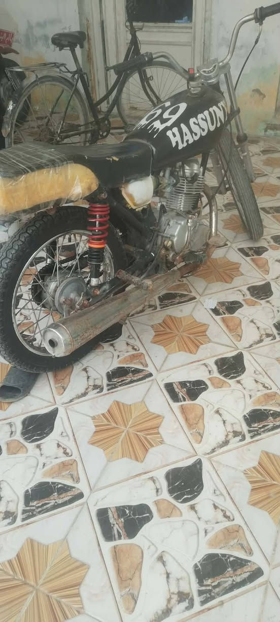 سلام عليكم دراجه للبيع ارشه مديل ١٨ اوراق اوراق كامله السعر 400 وبيها مجال بصيط المكان كرمت بني سعيد ***********
