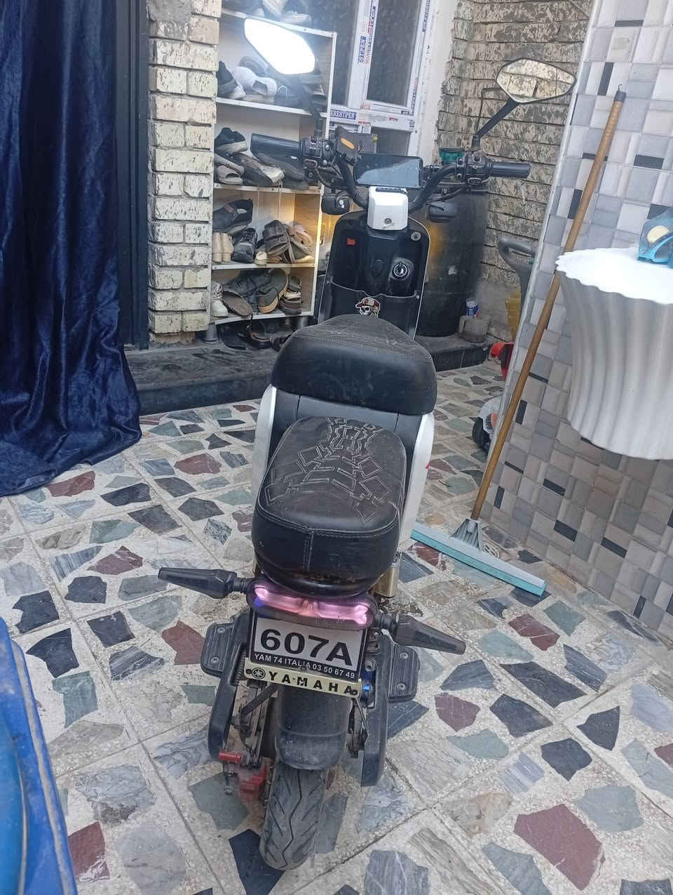 سلام عليكم دراجة R9 للبيع 
(نقصه فقط شاحنة) 
(5بطاريات دبل كبار)
(كهربائيات شغاله)
(سماعات بلوتوث 2 خارجيات)
دراجة شغاله وحلوة تجي وشوفه
سعره 290 بيه مجال قليل
مكاني بغداد مدينة الصدر 
شراي اتصل ***********
