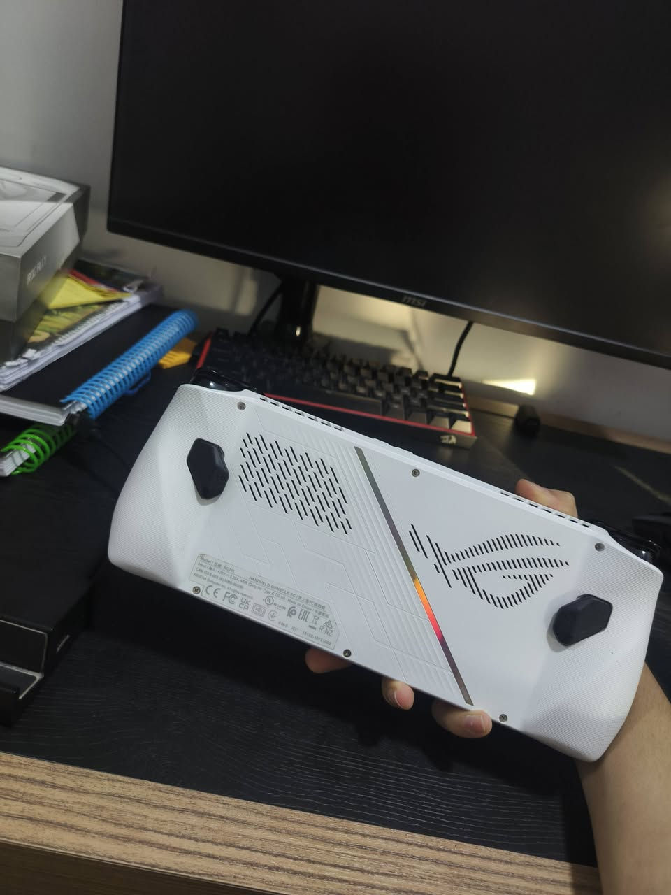السلام عليكم rog ally z1 العادي ذاكرة 512gb مع كامل ملحقاته الاصلية + hub و لسقة حماية علما ان الهب و الاسقة فقط سعرهم ٦٠الف و مع شنطة للبيع بسعر 500الف + الفريمات في re2 على دقة fhd اعدادات متوسطة+ 20wواط وليس وضع التيربو واتساب ***********
