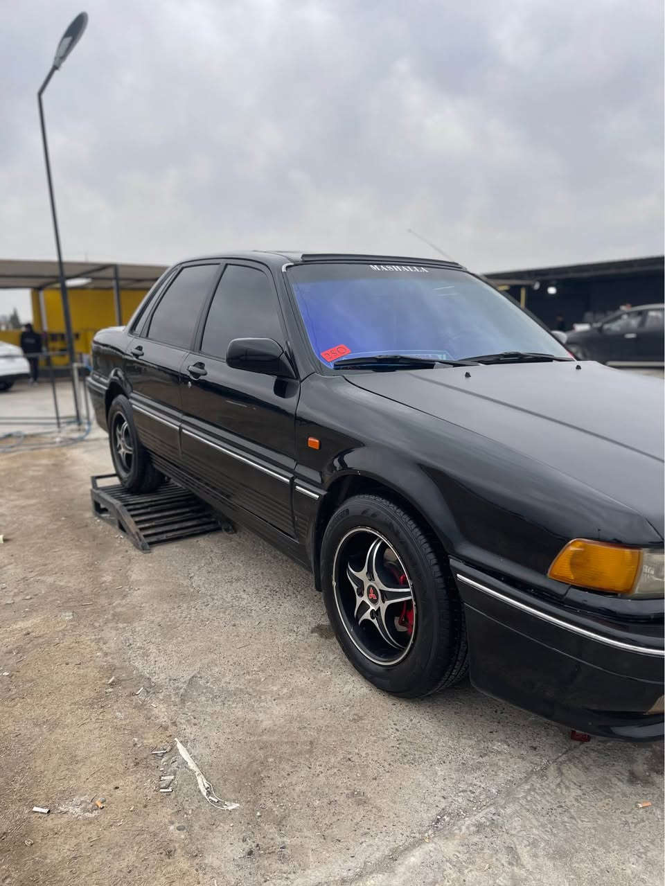 گڵاند مستەر بۆشی مۆدێل١٩٩١ فول مواسەفات بەس گێر عادییە هەموو گیانی بە شەرتە گێرو مەکینە تەقەو رەقەی بەشەرت سەیارەکە بە ناوی خۆمەوەیە سەنەوی  نوێییە تا ٢٠٣٠ .
ژم/ *********** أربيل, العراق
