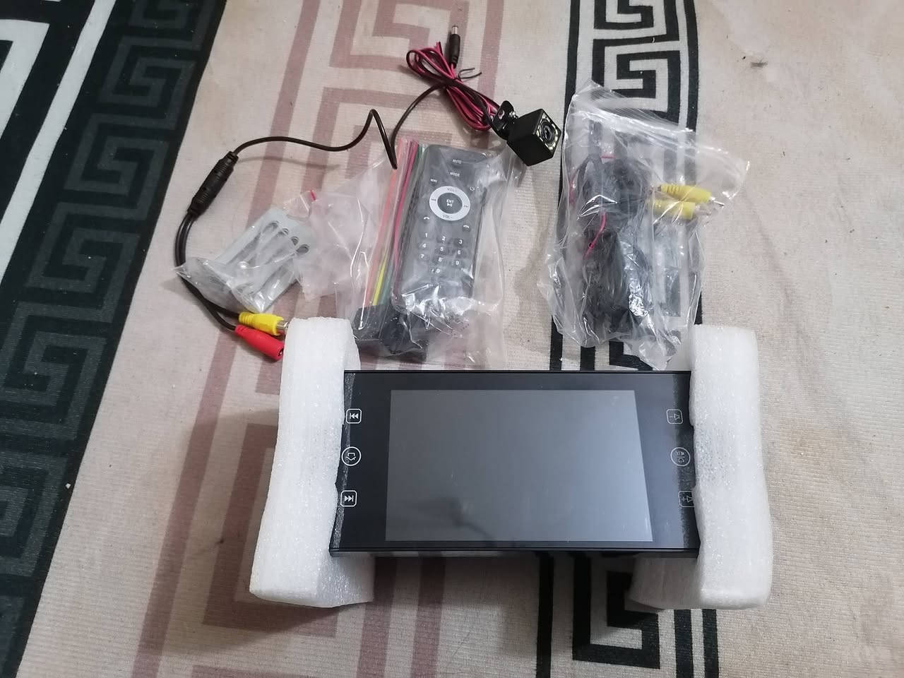 السلام عليكم ورحمة الله وبركاته 
مسجل شاشه لمس طابق واحد جوكر ترهم على كل سيارات تجي وياها كامره خلفيه مع ريمونت تحكم بيه جي بي اس وفلاش ورام بلوتوث بيه شاحنة موبايل بعد بيه هواي مواصفات جديده ما مستعمله سعرهه ( 50 الف ) للاستفسار الاتصال على الرقم ( *********** ) بي واتساب
