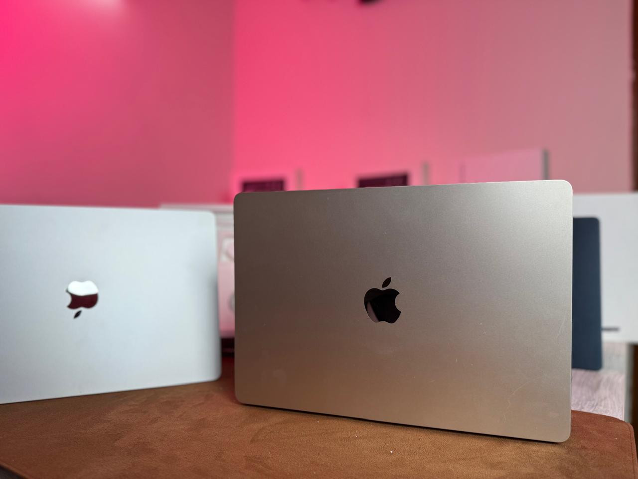 J0 الاسم

شاشة كبيرة + بطارية ممتازة + ضمان 

•⁠  ⁠MacBook Air 15-inch (2023)

•⁠  ⁠Apple M2

•⁠  ⁠RAM: 8GB

•⁠  ⁠SSD: 512GB

•⁠  ⁠البطارية: 100%

•⁠  ⁠عدد الدورات:20 فقط

•⁠  ⁠الضمان حتى July 16 2026

•⁠  ⁠السعر: 1،300،000 دينار

• كيبورد عربي - انكليزي 

• اللون : رصاصي / نيلي / ذهبي

• تتوفر ٣ قطع فقط

• المحتويات: كارتونة - شاحنة - كيبل

‎جهاز وكالة ماستر العراق.


**إذا كنت صاحب هذا الإعلان وتريد حذفه لأي سبب، رجاءا أرسل رسالة إلى الدعم الفني**