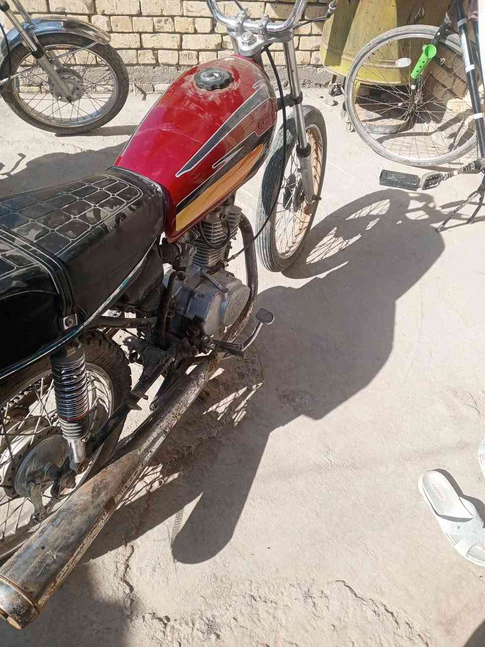 السلام عليكم 
دراجه للبيع مكينه رابيدو ما مفتوحه دراجه مهموله صارلها حوالي 4 أشهر دراجه شلعه وسرعه وكلشي مابيها بس بداله النمر يرادلها تبديل دراجه كلك كلك كلك سعر 350 وبيها مجال مكان ناصريه مركز رقم *********** متواجد واتساب
