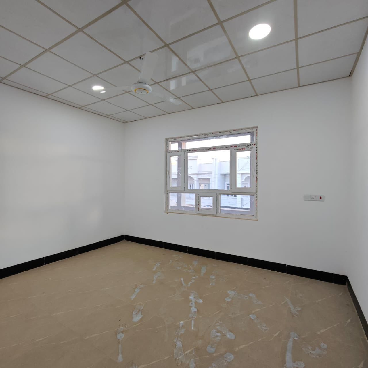 دار للبيع 200م وجه 10م ونزال 20م ديوم حي التوحيد
طابقين اربع غرف نوم واستقبال معزوله وصاله ومطبخ
حمامات داخليه وخارجيه 
السعر 145 مليون وبي مجال 
للاستفسار *********** و *********** 
يرهم مراوس ب تونات 100م
