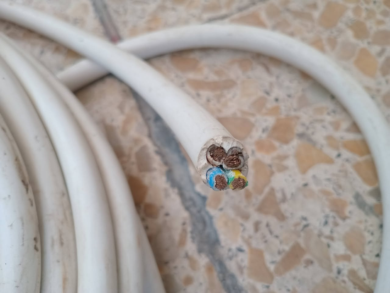 كيبل 4×6 تركي جديد  ما مستخدم  17متر و13مترو12متر بغداد الاتصال  ***********
